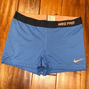 Women’s Large Nike Pros